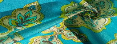 çok renkli ipek kumaş, yeşil arka planda desenler var, kraliyet deseni. Versailles eğilimleri. Jacquard deseni. doku arkaplanı