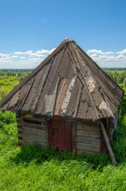 Yaz manzarası, eski ahşap binalar, evler, mavi gökyüzü, parlak yeşillik.