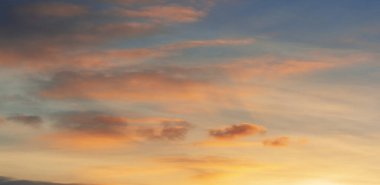 Bulutlar gökyüzü şafak, gün batımı. Herkes bir zamanlar güneşin doğuşunun ya da batışının güzel kırmızı ve turuncu renklerine hayran olmuştur..