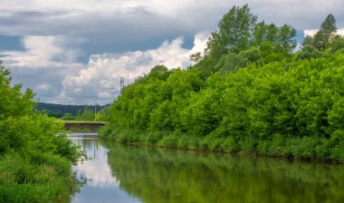 Yaz, gök gürültülü bulutlar, mavi gökyüzü, sel basmış çayır tarlaları, yaz renklerinin kokusu ve çeşitli kır çiçekleri.