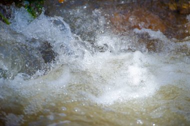 Bir dağ deresinde su. Yolunu Bulmak: korkusuz bir kaşif gibi, su engebeli arazide zahmetsizce hareket eder, berraklığın ve kararlılığın güzel bir yolunu yaratır. İleriye Akıyor