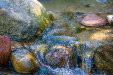 Su ve taşların büyüleyici dansını deneyin. Merhamet ve gücün ahenkli bir birleşimine tanık olun. Mükemmel dengede doğal elementlerin nefes kesici bir gösterisi..