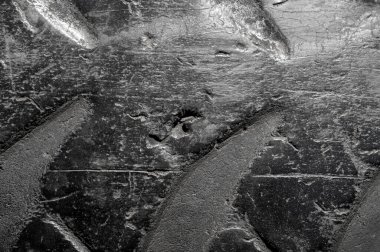 Yıpranmış lastik izi olan eşsiz bir doku oluştur. Otomotiv veya endüstriyel tasarım için arka plan olarak kullan. Sert görünüm için kıyafet, aksesuar ya da ambalaj baskısı