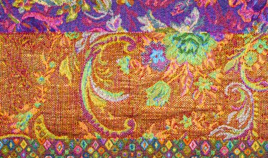 Kusursuz. Brocade. Bu ipek, koyu turkuaz batık çiçekler ve dalgalı leylak hatlarıyla süslenmiş parlak sarı bir tabana sahiptir. Sulu turkuaz vuruşlar kumaşın içinde soyut bir şekilde dolaşır..