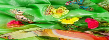 Kusursuz. Yeşil-sarı-kırmızı kumaş işlemeli bitki ve bitki örtüsü. Elbise. Kendine karşı esnekliğin ve görünüşün kendine güvenini gösteriyor. Senden çıkanlarla tuvale resim yapmaya hazır mısın?