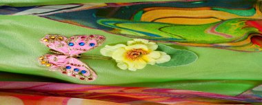 Kusursuz. Yeşil-sarı-kırmızı kumaş işlemeli bitki ve bitki örtüsü. Elbise. Kendine karşı esnekliğin ve görünüşün kendine güvenini gösteriyor. Senden çıkanlarla tuvale resim yapmaya hazır mısın?