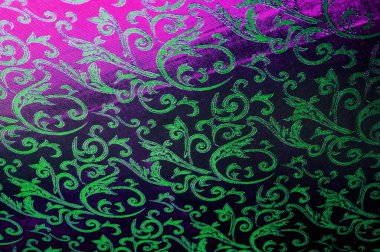 Kusursuz bir doku. İpek kumaş. Pembe-yeşil gözlükler. Projene bu ipek kumaşla su sıçrat. Değişik boyutlardaki desenler çift çizgiler arasında değişmektedir.