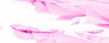 Kusursuz kaleydoskop, pembe ipek. Kalabalıktan canlı bir renkle uzaklaşın. Işığı yansıtan parlak dalgalar, enfes sofistike dalgalar. Bu sıcak pembe ipek krep de chine..