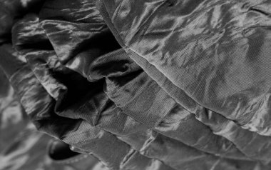 Kaliteli siyah ipek kumaş istisnai bir kumaştır, kendi başına güzeldir ya da mükemmel seçiminizi vurgulamak için bir aksesuar olarak..