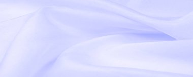 Bulanık mavi ipek kumaş. Bu ipek kumaşla moda denizine dal. Dokularla dolu, hoş ve kaba bir el, kendi görsel tahıllarıyla birleşmiş..