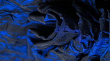 Mavi kumaş. Bu klasik mavi ipek shantung 'u gördüğünüzde, onu ele geçirmek isteyeceksiniz. Çok çeşitli çizgileri olan lüks ve basit bir malzeme. Tasarımınız için mükemmel bir seçim.