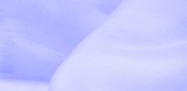 Bulanık mavi ipek kumaş. Bu ipek kumaşla moda denizine dal. Dokularla dolu, hoş ve kaba bir el, kendi görsel tahıllarıyla birleşmiş..