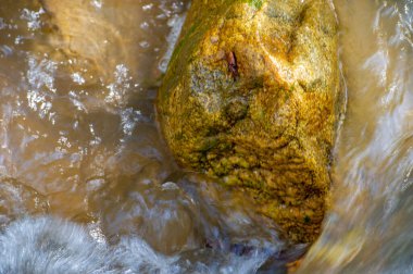 Bir dağ deresinin rahatlatıcı seslerini ve manzarasını hisset. Doğanın eserlerinde saklı olan güzelliği keşfedin. Bırak dalgalı su ve sivri kayalar seni büyülesin..