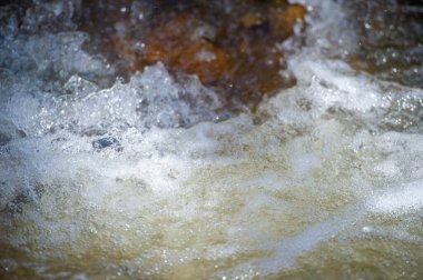 Dağ deresindeki su berraklığı ve kararlılığı temsil eder. Cesur bir kaşifin engebeli arazide gezinme yeteneğini taklit eder. Güzel bir akış ve hareket yolu oluşturur.