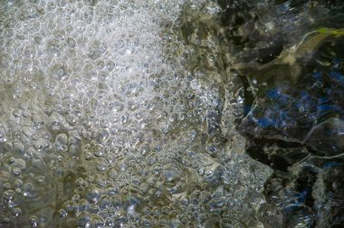 Evinde bir dağ deresinin sükunetini hisset. Büyüleyici bir şelaleyle doğanın güzelliğini yaşam alanınıza getirin. Nehirde akan suyun rahatlatıcı sesinin tadını çıkar.