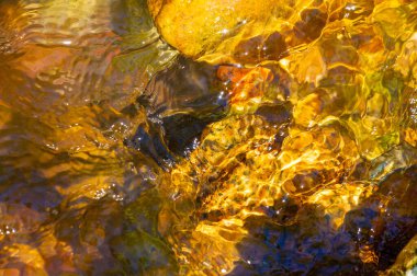 Kayalıklarda serinlemek: Kendinizi su ve kayaların keşif ve gençleştirme için tuhaf bir oyun alanı oluşturduğu bu dağ deresinin ferahlatıcı kucaklamasına daldırın..