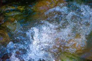Bir dağ deresinin huzur dolu güzelliğini tecrübe et. Akan suyun rahatlatıcı melodisine hayran ol. Düz kayaları ve parlak adımları keşfederken doğanın harikalarını keşfedin..