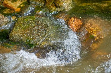 İç huzuru ve sükuneti doğanın ritminde tecrübe et. Işıl ışıl bir dağ deresinin rahatlatıcı sesine dalın. Enerji akışında denge ve uyum bul.