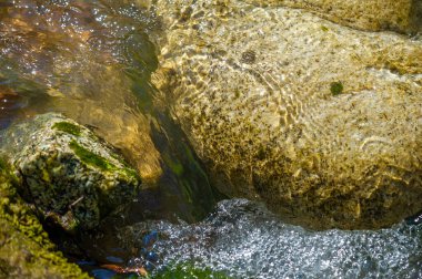 Kendini el değmemiş bir dağ deresinin güzelliğine ve dinginliğine daldır. Rahatlarken ve stres atarken doğanın iyileştirici gücünü hissedin. İçindeki benlikle tekrar bir araya gel.