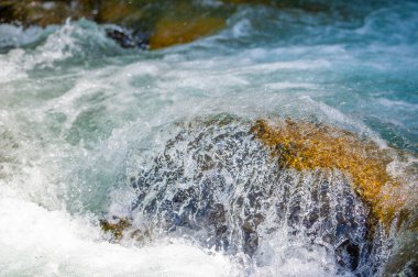 Bir dağ deresinin büyüleyici melodisini hisset. Kendini yemyeşil bir manzaraya daldır. Doğanın serenatına hayran ol..