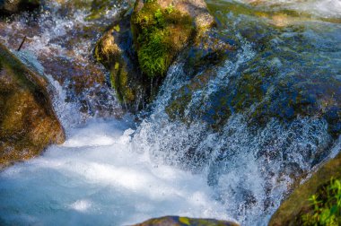 Doğanın ahenkli dansının serenatını deneyin. Bereketli yeşil arazilerde seyahat edin ve şelaleden dağ derelerinden büyülenin..