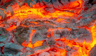 Şöminede yangın var. Çekici birini bulduğumuzda, gözbebeklerimiz büyür ve diğer kişiye bilinçaltı işareti göndeririz. Kamp ateşinin sıcacık ışığında, gözbebeklerimiz doğal olarak büyür..