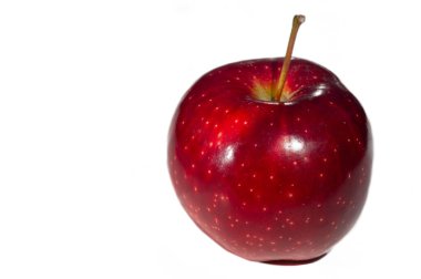 Beyaz arka planda elma. Elmalar bir sürü besin kaynağı olan gevrek meyvelerdir..