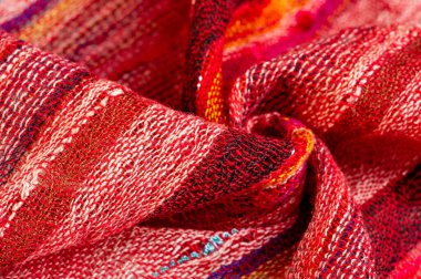 Yumuşaklık ve rahatlık için kaliteli kırmızı yünden yapılan her kıyafete zarafet ve lüks ekler. Zarif çizgili pullu baskı hem resmi hem de günlük olaylara uygun bir cazibe katar.