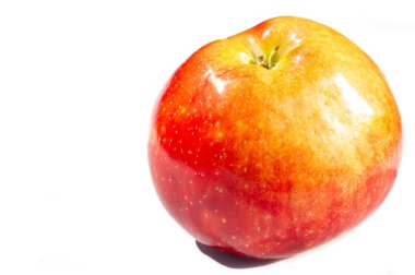 Beyaz arka planda elma. Pectin, quercetin, prosiyanidin ve C vitamini içerirler. Bunlar kanser ve hastalıkların önlenmesinde faydalıdır..