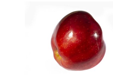 Beyaz arka planda elma. Pectin, quercetin, prosiyanidin ve C vitamini içerirler. Bunlar kanser ve hastalıkların önlenmesinde faydalıdır..