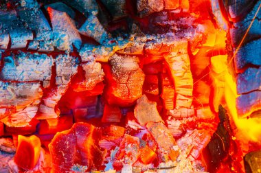 Güzel bir ateşle samimi ve davetkar bir atmosfer yaratmak. Odunları ısıtmak ve her odada bir atmosfer yaratmak. Çatırdayan sesin ve yanan ateşin büyüleyici alevlerinin tadını çıkar..