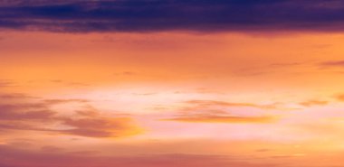 Gün batımının bulutları romantizm. Bulut güzel değil mi? Zamanla değişebilirler, ama güzellikleri asla kaybolmaz..