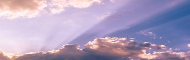 Gün batımının bulutları romantizm. Çok nazik romantik pembe bulutlar şafak vakti gökyüzünde Gün batımının yumuşak havasında