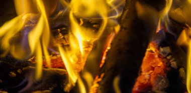 Şöminede yangın var. Peynir ve şarap klasik bir kombinasyon. Alevli şömineyi de yakarsan, hayatındaki güzel şeylerle dolu harika, rahat bir akşam geçirirsin.!