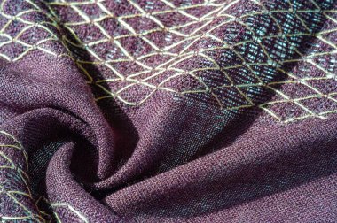 Tarzını bilen modern kadınlar için tasarlandı. Yüksek kaliteli kahverengi yün kumaştan yapılmış. Karmaşık yün iplik desenli bir şal. Zarafet katacak çok yönlü bir aksesuar.