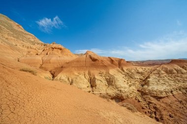 Red Bogut Dağları 'nın büyüleyici güzelliğinin tadını çıkarın. Dağları altın bir parıltıyla aydınlatan çarpıcı bir günbatımına tanık olun. Bu nefes kesici yerde doğanın ilahi büyüsünü hisset..