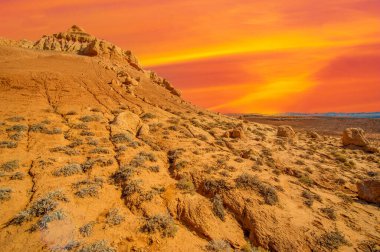 Gün batımında Red Bogut Dağları 'nın nefes kesici güzelliğinin tadını çıkar. Doğanın canlı kıpkırmızı tonlarını keşfedin. Batan güneşin dinginliğinin ve huzurunun tadını çıkar..
