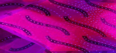 Kusursuz kaleydoskop, pembe ipek. İpek krep sateni parlak önü olan orta ağırlıklı bir kumaştır. Zarif, zengin kumaşlar ve güzel parıltılar lüks tasarımlara izin verir..