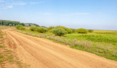 Yaz manzarası, yerel yol, Ağustos sonu. Dünyanın Avrupalı parçası