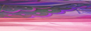 Kusursuz. Kumaşın mavi ve kırmızı renkleri flora ve fauna ile işlenmiş. Moda illa etiketlerle ilişkilendirilmek zorunda değil. İçinden gelen başka bir şeyle ilgili.