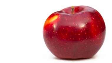 Beyaz arka planda elma. Pectin, quercetin, prosiyanidin ve C vitamini içerirler. Bunlar kanser ve hastalıkların önlenmesinde faydalıdır..