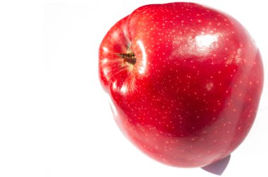 Beyaz arka planda elma. Adem 'in elmaya alerjisi olsaydı dünya farklı olurdu.