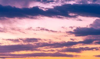 Gün batımının bulutları romantizm. Sonsuz ufuklar ve batan güneş. Güneş tekrar iyi geceler diyor.