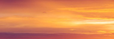 Gün batımının bulutları romantizm. Bulutlar düşünmez, sadece sürüklenirler. Güneş batıyor ve kalbim genişliyor. Umut. Hiçbir şeyin önemi kalmayana kadar