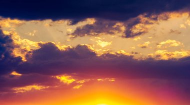 Gün batımının bulutları romantizm. Bulut güzel değil mi? Zamanla değişebilirler, ama güzellikleri asla kaybolmaz..