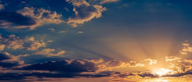 Gün batımının bulutları romantizm. Hiçbir bulut o kadar karanlık değildir ki sonunda güneş içinden geçemez..