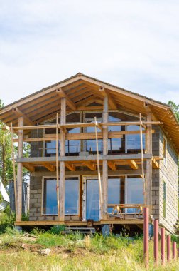 Geleneksel bir evle dağlarda yaşamanın güzelliğini yaşayın. Kapınızın önünde nefes kesici manzaralar ve huzurlu bir ortam var. Yüksek kaliteli yapı malzemeleri dayanıklılığı sağlar