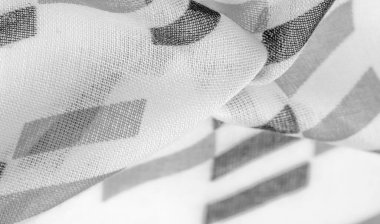 Siyah geometrik eşkenar dörtgen şekilli beyaz ipek kumaş. Karanlık. Geçmişi. Şablon.