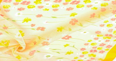 Doku arka planı, ipek kumaş, bej arka planda küçük çiçekler, ince dikiş. Kırmızı, bej renkli ton. Çiçek tasarımı