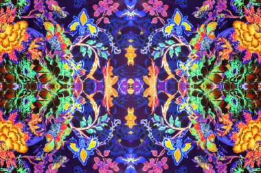 Kusursuz doku, parlak büyük çiçekler, çoğunlukla siyah çizgilerle kaplanmış, gecenin karanlığında yüzen siyah tohum benzeri noktalarla noktalanmış..